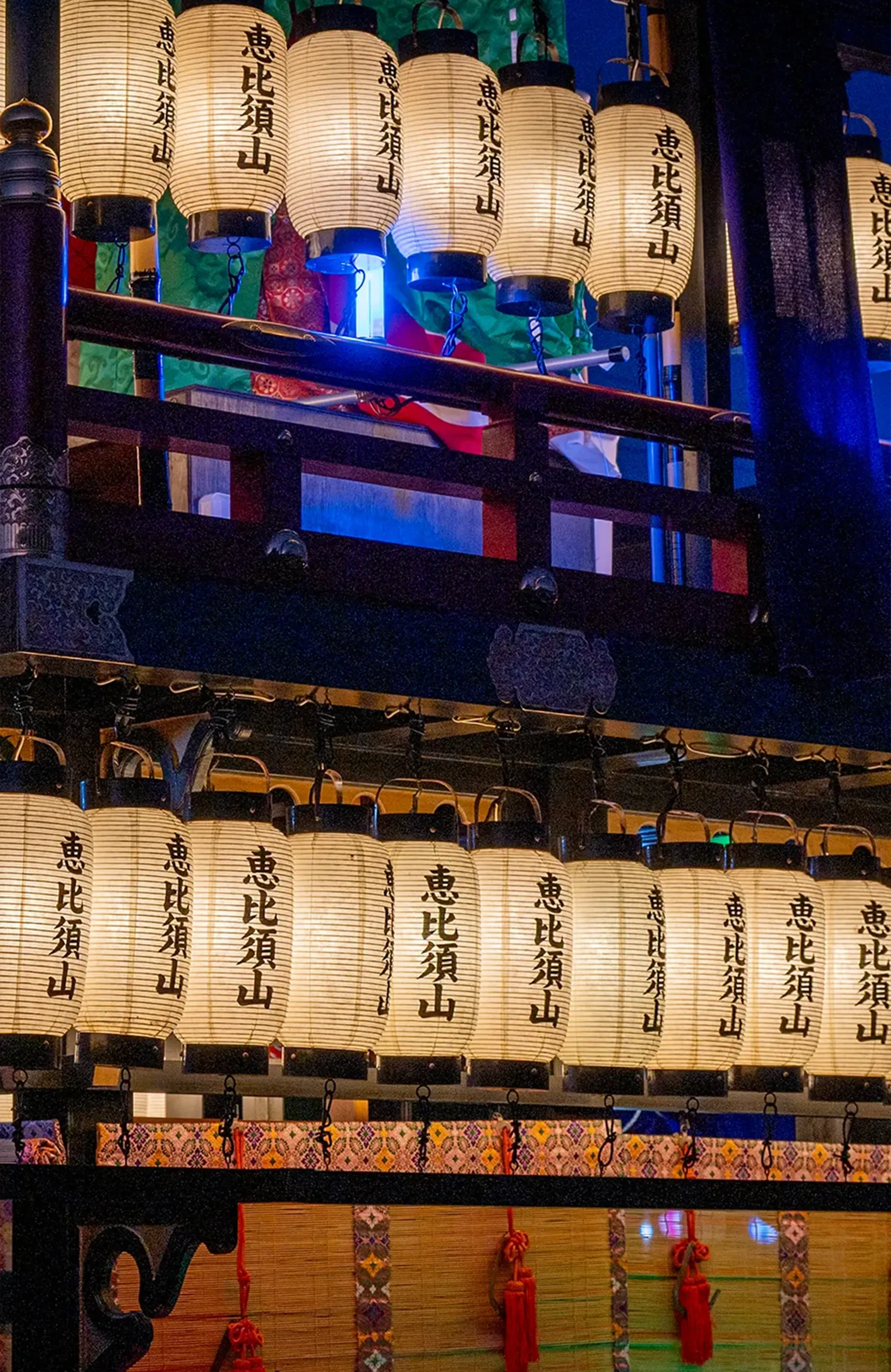 海に突き出た岩場の上に建つ赤い屋根の神社と青い海