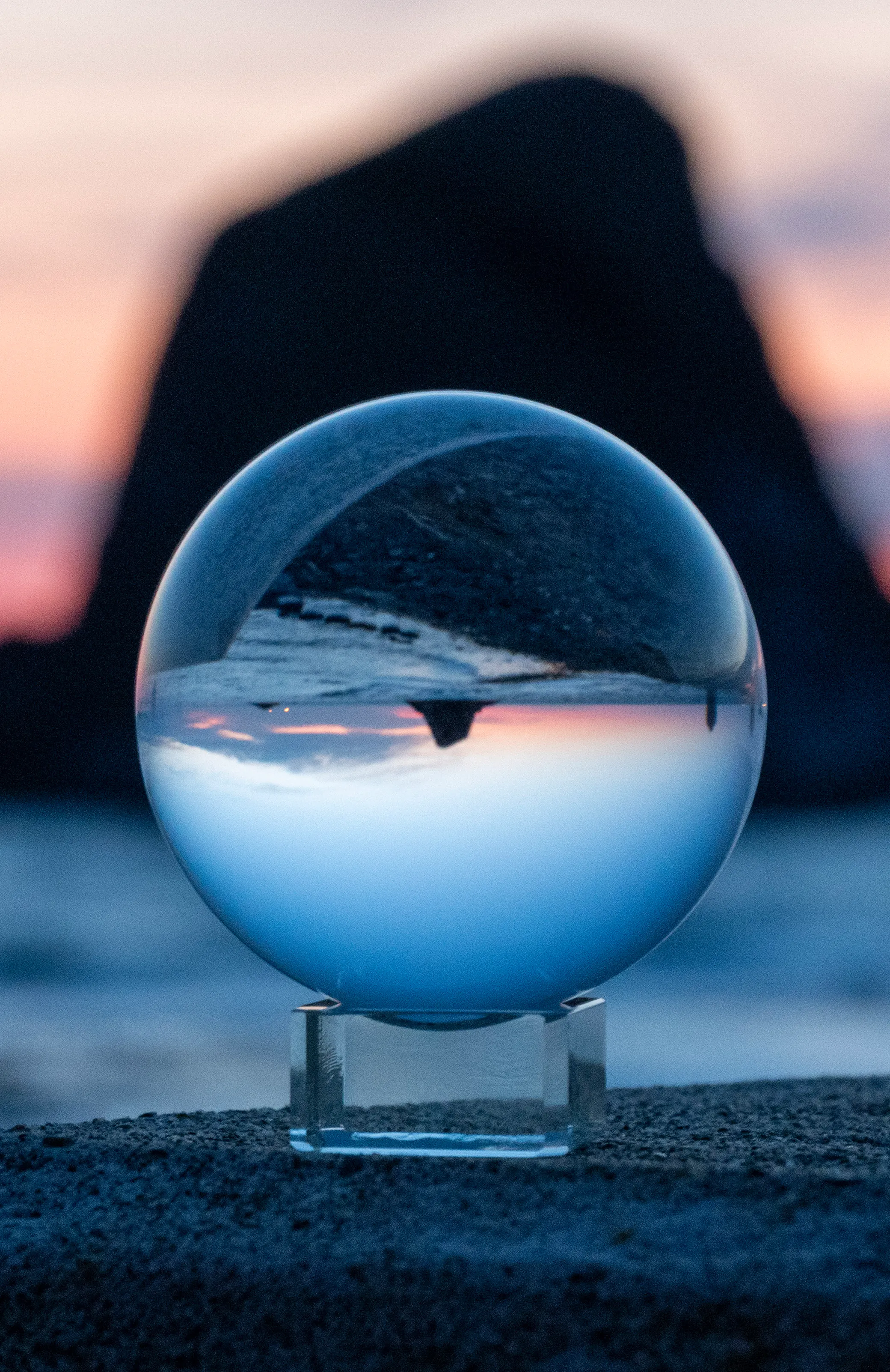 海に突き出た岩場の上に建つ赤い屋根の神社と青い海